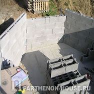 Строительство бетонного бассейна. Работы ведутся по проекту.